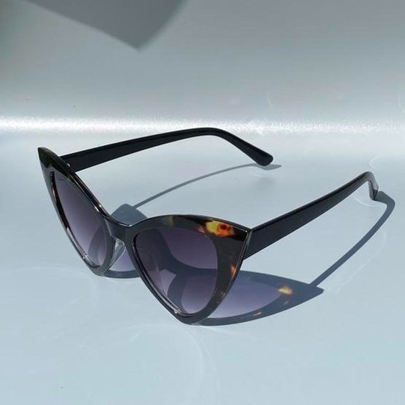 Miss Kitty Cat Eye Shaped black marble large frames. - Picture 3 of 4